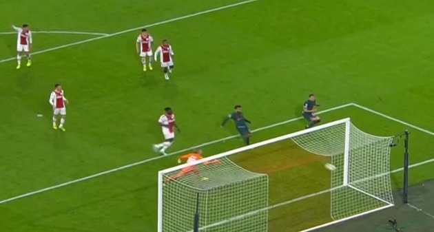 Nunez có pha hỏng ăn đi vào sử sách