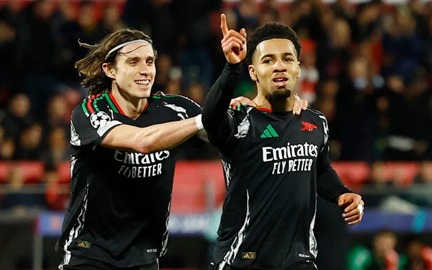 Nwaneri làm Sterling phải xấu hổ