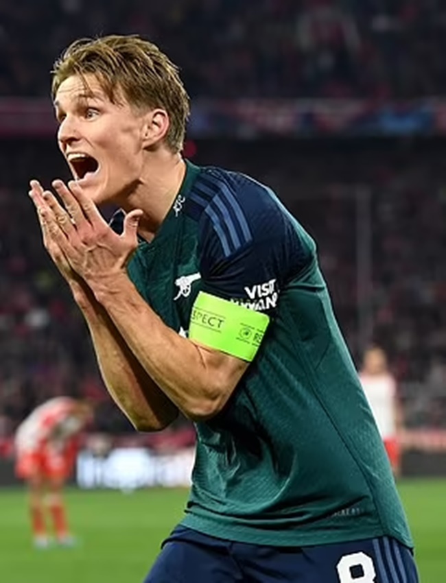 Odegaard hét vào mặt trọng tài