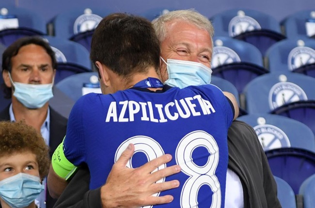 Ôm Abramovich, thủ quân Chelsea hỏi 1 câu ngắn gọn