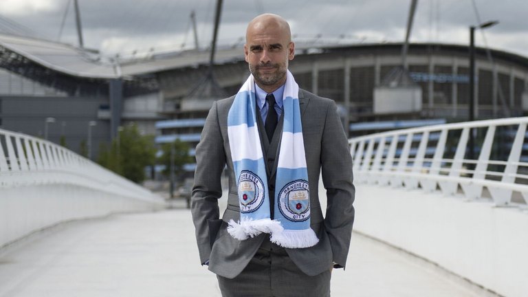 Pep Guardiola trên con đường bỏ lại 2 màu đỏ