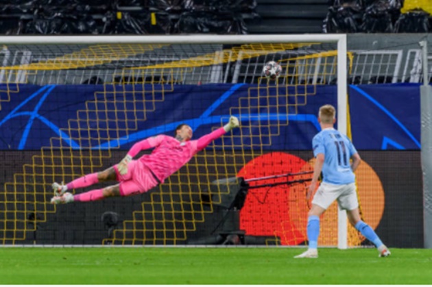 Phá lưới Man City, thần đồng 17 tuổi đi vào lịch sử Champions League