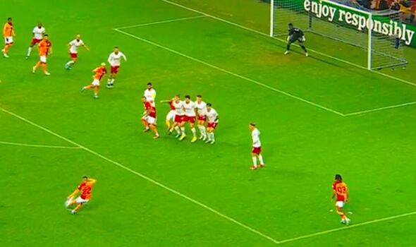 Quá oan cho M.U? Galatasaray ghi bàn không hợp lệ