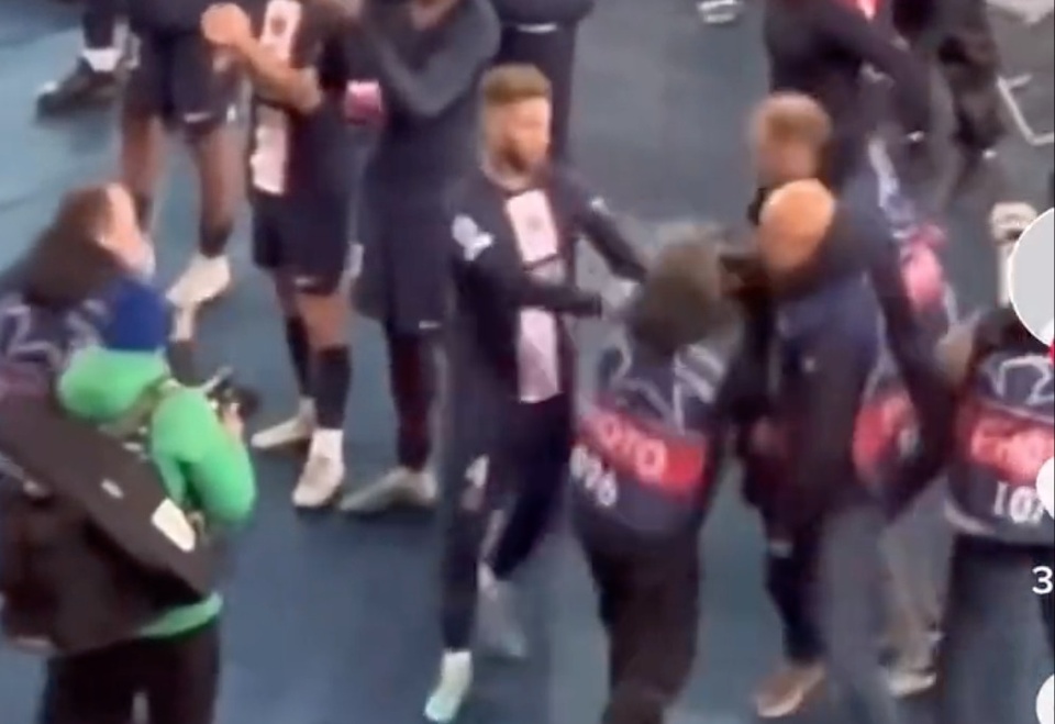 Ramos đẩy phóng viên sau trận thua Bayern