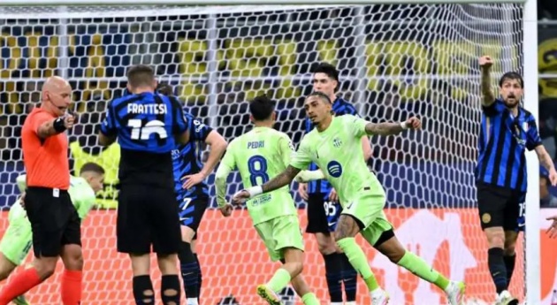 Raphinha sánh ngang Ronaldo