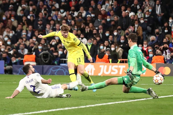 Real Madrid vào bán kết C1: Quá đắng cho Chelsea