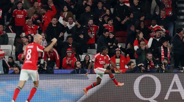 Richard Rios và Barreiro tỏa sáng, Benfica của Mourinho nhấn chìm Napoli