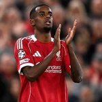 Robertson đánh giá cao màn ra mắt Liverpool của Isak