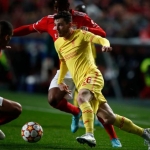 Robertson lên án hành động xấu của CĐV Benfica