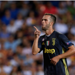 Ronaldo bị đuổi khỏi sân vì lỡ “xoa đầu” đối thủ?