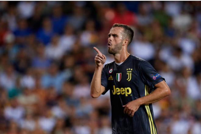 Ronaldo bị đuổi khỏi sân vì lỡ “xoa đầu” đối thủ?