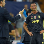 Ronaldo “đáp trả” Messi bằng thẻ đỏ, Juventus 10 người vẫn… đả bại Valencia