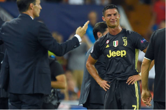 Ronaldo “đáp trả” Messi bằng thẻ đỏ, Juventus 10 người vẫn… đả bại Valencia