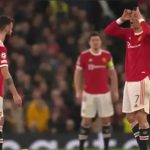Ronaldo phản ứng bất ngờ với trọng tài sau bàn thua của Man Utd
