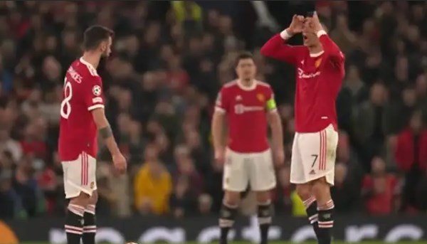 Ronaldo phản ứng bất ngờ với trọng tài sau bàn thua của Man Utd