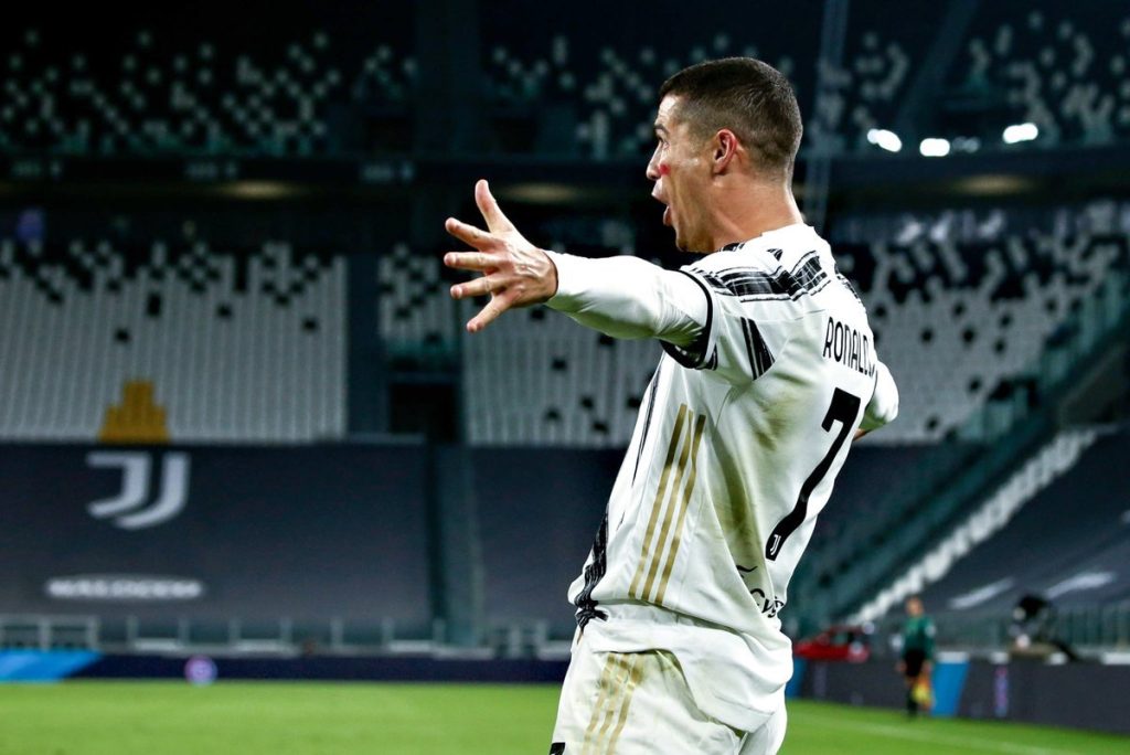 Ronaldo xô đổ kỷ lục của Messi tại Champions League