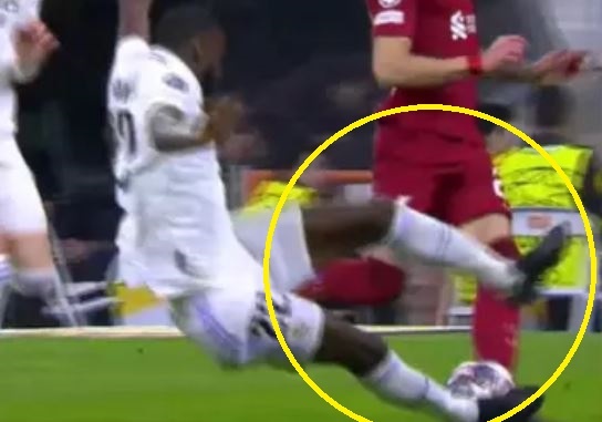 Rudiger bị chỉ trích vì vào bóng bằng hai chân với Nunez