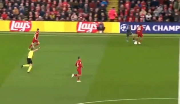 Salah 2.0 khiến Alexander-Arnold bẽ mặt