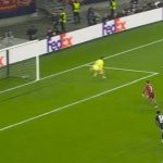 Salah bị chỉ trích vì chơi bóng cá nhân