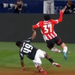 Sao Arsenal may mắn thoát thẻ đỏ