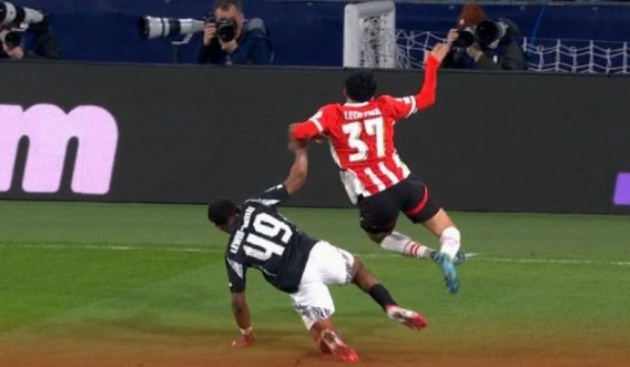 Sao Arsenal may mắn thoát thẻ đỏ