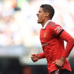 Scholes thừa nhận lo lắng khi thấy Varane thi đấu