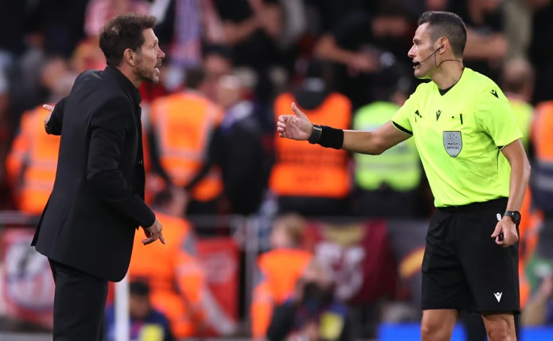 Simeone có bị cấm chỉ đạo khi Atletico đấu Arsenal?