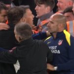 Simeone nhận thẻ đỏ sau pha đánh đầu của Van Dijk