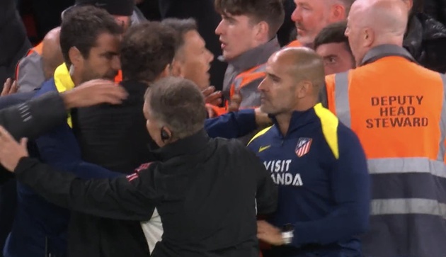 Simeone nhận thẻ đỏ sau pha đánh đầu của Van Dijk