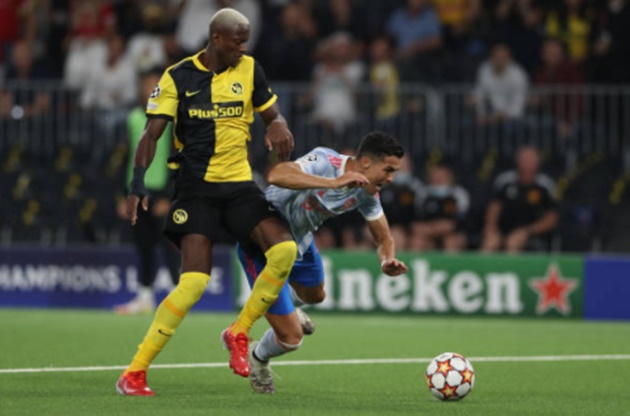 Solskjaer không hài lòng sau tình huống ngã trong vòng cấm của Ronaldo