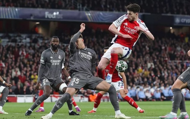 Tại sao Arsenal không được hưởng phạt đền dù Raul Asencio để bóng chạm tay?