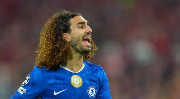 Tại sao Marc Cucurella bị cổ động viên Bayern la ó mỗi khi chạm bóng?