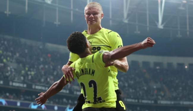 Thần đồng nước Anh hôn trộm Haaland trước ống kính