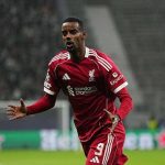 Thắng Frankfurt, Arne Slot báo tin không vui về Isak