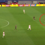 Thủ môn Leipzig mắc sai lầm khi lên gần giữa sân chơi bóng