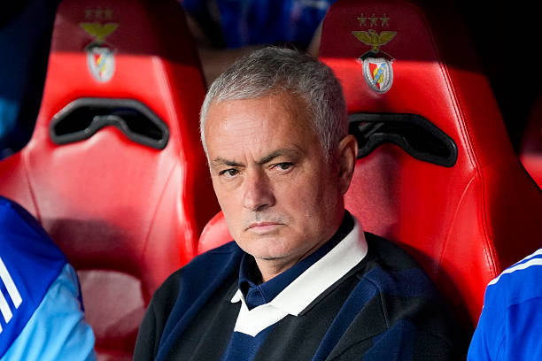 Thua Benfica, Mourinho bất ngờ đá xoáy các “huấn luyện viên online”