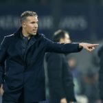 Thua Inter, Van Persie chỉ ra quyết định đáng ngờ của trọng tài