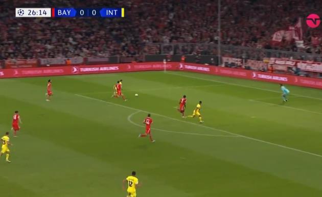 Tiền đạo hàng hot châu Âu sút bóng lên trời ngay trước vạch vôi