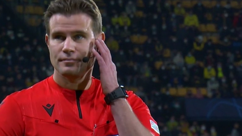 Trận Villarreal 0-2 Man Utd gặp sự cố khiến tất cả ngơ ngác