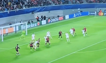 Trọng tài Champions League gây tranh cãi trong trận đấu của Man City