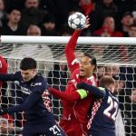 Van Dijk gây sốc với pha “bóng rổ” khiến Liverpool chịu phạt đền ở Champions League