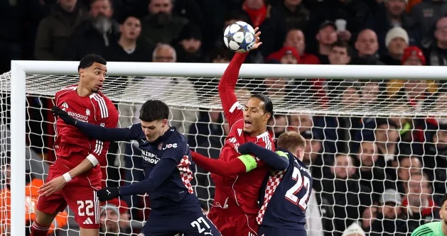 Van Dijk gây sốc với pha “bóng rổ” khiến Liverpool chịu phạt đền ở Champions League