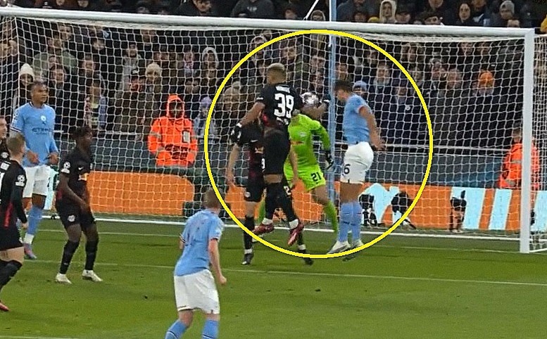 VAR hai lần gây tranh cãi trong trận thắng 7-0 của Man City