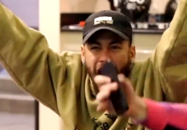 Vui như Tết, Neymar lập tức làm 1 điều khi Mbappe ghi bàn thứ 3