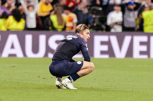 Wenger công kích tiền vệ Man City