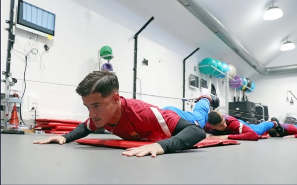 Xavi lộ rõ vẻ căng thẳng trước trận chiến sinh tử với Bayern Munich