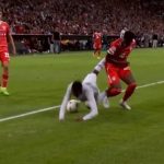 Xavi tìm trọng tài đối chất trong giờ nghỉ