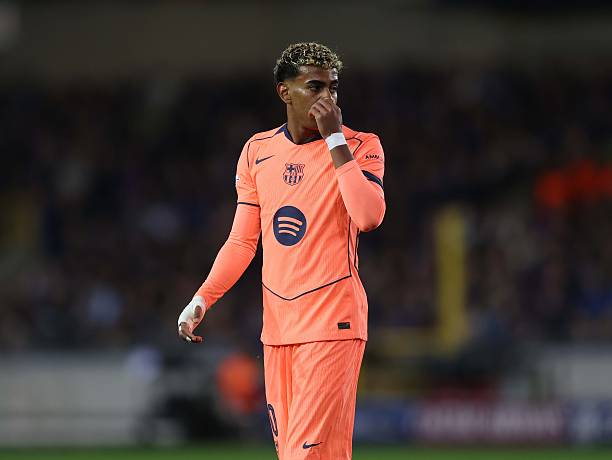 Yamal không thể che lấp sự hỗn loạn nơi hàng thủ Barcelona