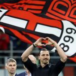 Ibrahimovic tiếp thêm động lực cho AC Milan trên khán đài