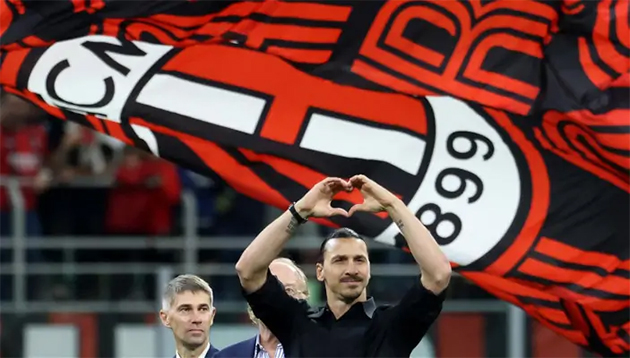 Ibrahimovic tiếp thêm động lực cho AC Milan trên khán đài
